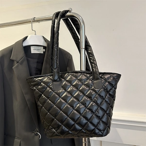 Quilted large capacity bucket tote bag in black glossy down fabric for daily commute