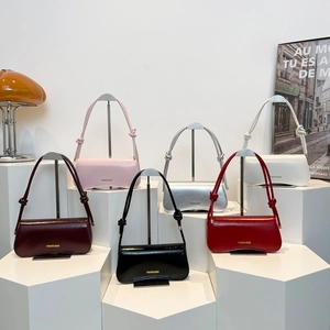 Bolsos de hombro retro minimalistas en charol brillante con detalle de correa anudada