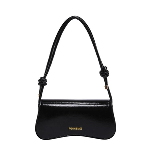 Bolso de hombro minimalista en cuero brillante negro con base curva y detalle nudo