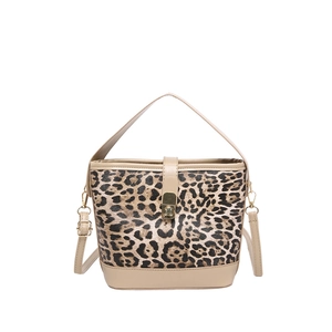 Schicke Handtasche mit Leopardenmuster, Goldverschluss und verstellbarem Schultergurt