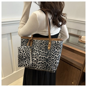 Detail van de grote luipaard print tote bag met bruine leren riemen en bijpassend tasje