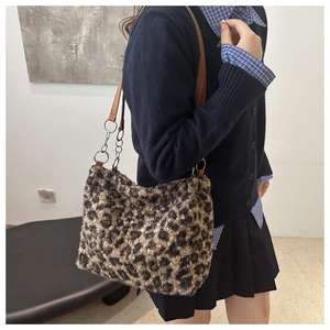 Détail du sac cabas en peluche léopard avec texture fausse fourrure et bandoulière chaîne