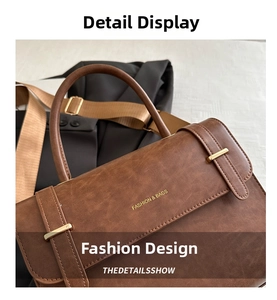 Détail du sac à main en cuir marron avec logo FASHION & BAGS et bandoulière tissée