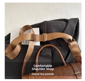 Détail de la large bandoulière en nylon réglable et du cuir marron du sac à bandoulière