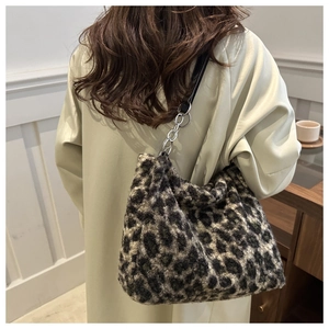 Sac cabas léopard en fausse fourrure avec chaîne, porté sur un trench-coat beige