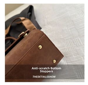 Vue détaillée du fond du sac avec quatre rivets de protection en métal doré brillant