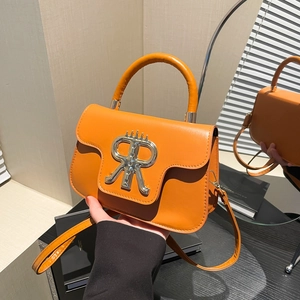 Leuchtend orangefarbene Lederhandtasche mit großem silbernen R-Logo und Umhängeriemen