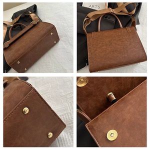Vue détaillée d'une sacoche marron avec bandoulière en toile et picots de protection