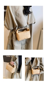 Détails d'un sac à main beige matelassé avec poignée structurée et boucle en métal