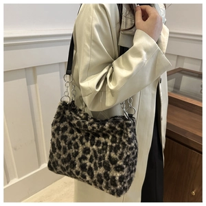 Détail du sac cabas léopard en fausse fourrure avec chaîne en métal et bandoulière