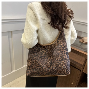 Détail d'un grand sac cabas à imprimé léopard avec bordure en cuir crème pour le bureau