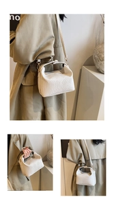 Vues détaillées d'un sac crème texturé montrant le gaufrage en grille et la bandoulière