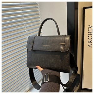 Détail du sac bandoulière noir avec boucle à pression et large bandoulière en nylon