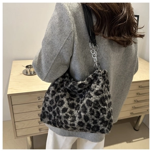 Détail du grand sac cabas en fausse fourrure léopard avec chaîne et bandoulière