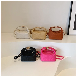 Collection de sacs bandoulière rayés en cinq couleurs avec texture tissée