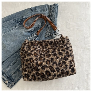 Détail du sac cabas léopard en fausse fourrure avec bandoulière cuir et chaîne métal