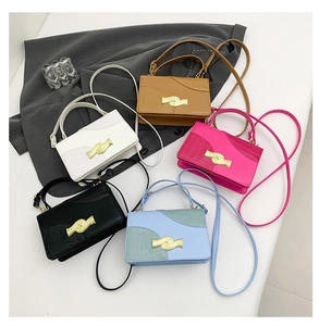Vue à plat de sacs à main effet crocodile aux boucles dorées en plusieurs coloris tendance
