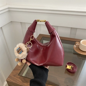 Sac croissant bordeaux rétro avec boucle dorée et pendentif en peluche doux
