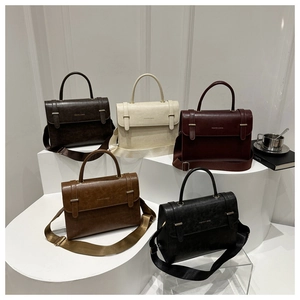 Cinq sacs messagers minimalistes aux couleurs rétro avec larges bandoulières et boucles métal
