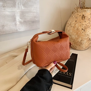 Sac à main hobo marron avec texture tissée et bandoulière en cuir pour femme
