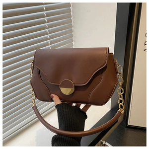 Vue détaillée du sac bandoulière marron café avec boucle dorée et bandoulière chaîne