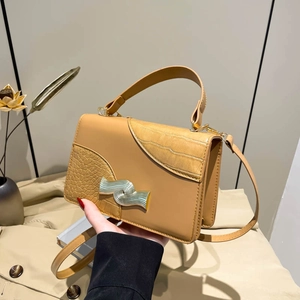 Sac à bandoulière vintage jaune avec texture croco et boucle en métal argenté chic