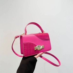 Sac bandoulière rose fuchsia avec texture crocodile et boucle en métal doré femme