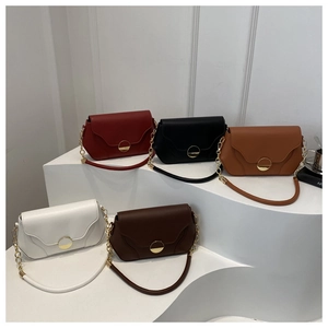 Détail de cinq sacs à bandoulière vintage avec chaînes dorées et boucles métalliques