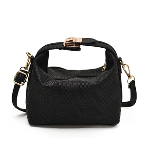 Sac à main noir moderne avec motif quadrillé et détails en métal doré élégant
