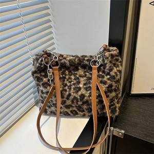 Sac cabas léopard en fausse fourrure avec bandoulières marron et détails de chaîne argent