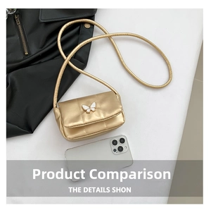 Détail du mini sac bandoulière doré matelassé avec fermoir papillon et référence de taille