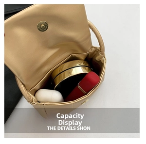 Détails de l'intérieur du petit sac à chaîne avec rouge à lèvres et écouteurs