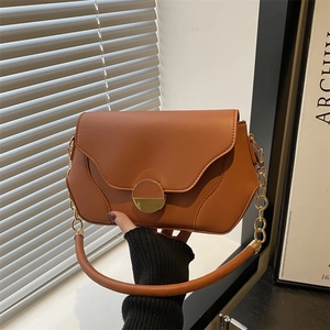 Sac bandoulière rétro marron caramel en cuir PU avec chaîne dorée et fermoir rond