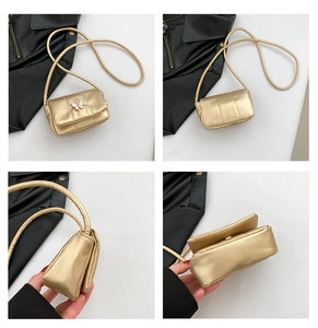 Vues détaillées du mini sac bandoulière matelassé doré avec ornement papillon blanc
