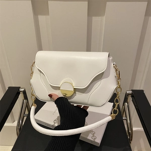 Sac bandoulière blanc chic avec fermoir rond doré et coutures ondulées élégantes sur le côté
