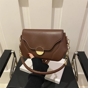 Sac bandoulière rétro marron demi-lune avec chaîne dorée et fermoir pivotant rond