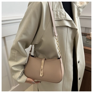 Détail du sac croissant beige avec bandoulière chaîne dorée et boucle métal