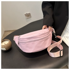 Sac de poitrine rose en cuir mat avec double fermeture éclair et bandoulière réglable