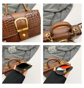 Détails du sac à main marron à motif crocodile avec fermoir doré et chaîne