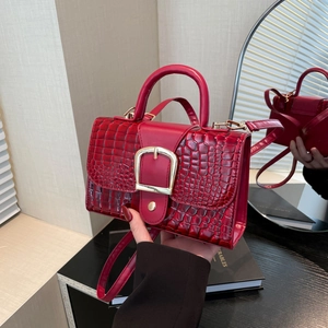 Sac à main chic rouge à motif crocodile avec boucle dorée et bandoulière élégante