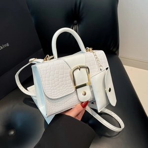 Sac à main blanc motif crocodile avec boucle dorée et pochette assortie incluse