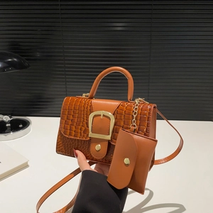 Sac bandoulière marron à motif crocodile avec boucle dorée et petite pochette assortie
