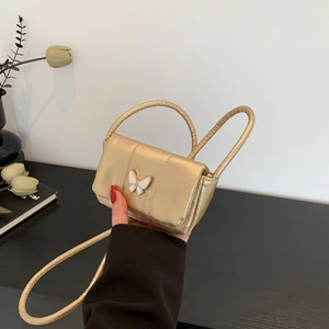 Mini sac à bandoulière doré métallisé avec un papillon blanc et une poignée supérieure chic