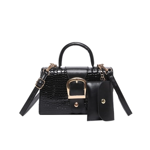 Sac à main noir à motif crocodile avec boucle dorée en D et bandoulière amovible
