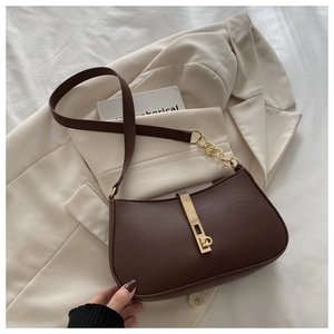 Détail du sac hobo marron vintage avec fermoir doré et bandoulière en chaîne élégante