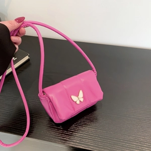 Sac sous le bras matelassé rose vif avec une boucle en métal en forme de papillon blanc