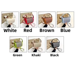 Vue détaillée des sacs à bandoulière en blanc, rouge, marron, bleu, vert, kaki et noir chic