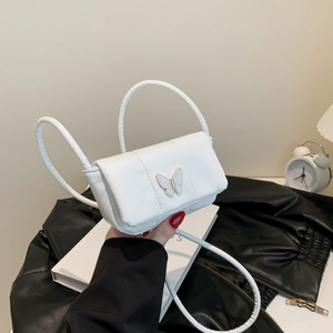 Mini sac à bandoulière blanc en similicuir avec un fermoir papillon doré chic et élégant