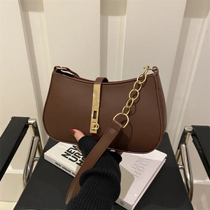 Sac sous le bras demi-lune marron foncé minimaliste avec chaîne dorée et cuir