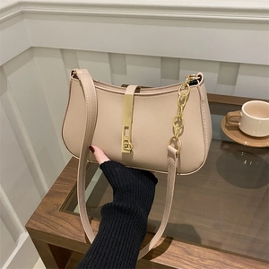 Sac sous le bras beige en demi-lune avec chaîne dorée et boucle métallique chic